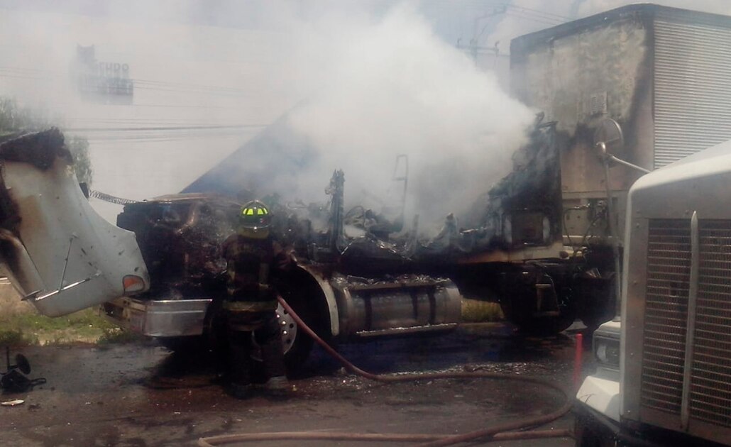Tractocamión se incendia en carretera 57