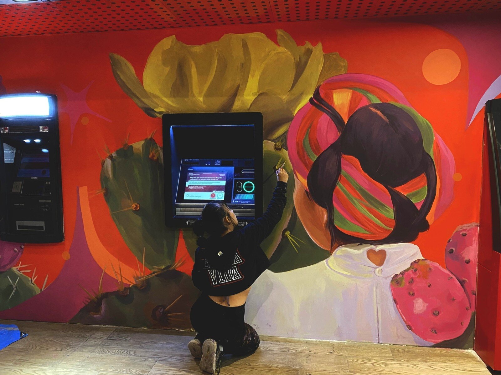 La reconocida pintora potosina pintó en un banco un mural que hace homenaje a varios elementos icónicos de San Luis Potosí. Foto: Janín Nuz