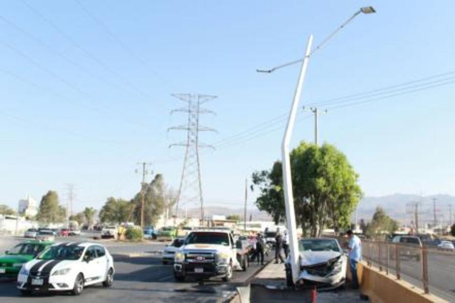 Automovilista se impactó contra luminaria