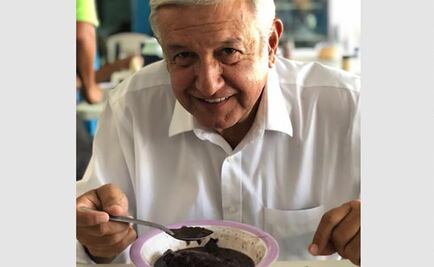 AMLO no se resiste a comer frijoles con puerco