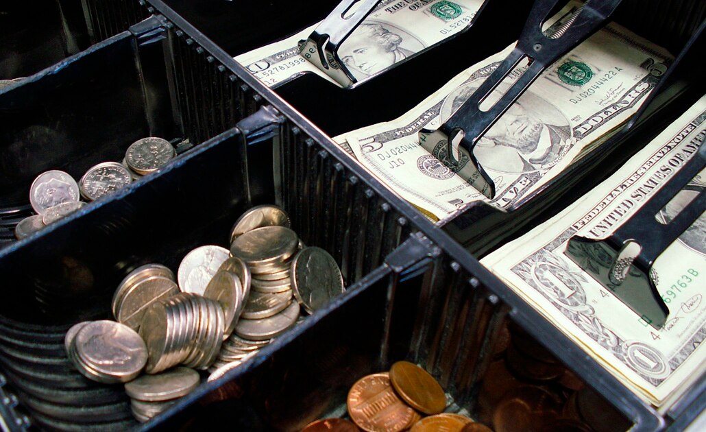 Remesas bajan 0.7% en junio: Banxico