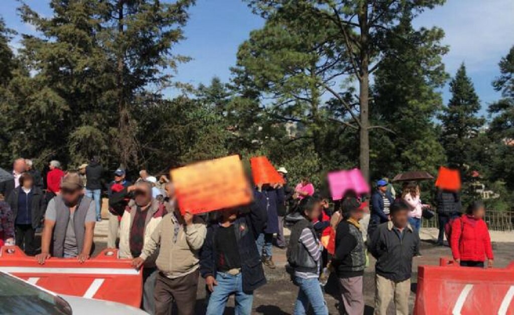 Habitantes bloquean la carretera México-Toluca por Tren Interurbano