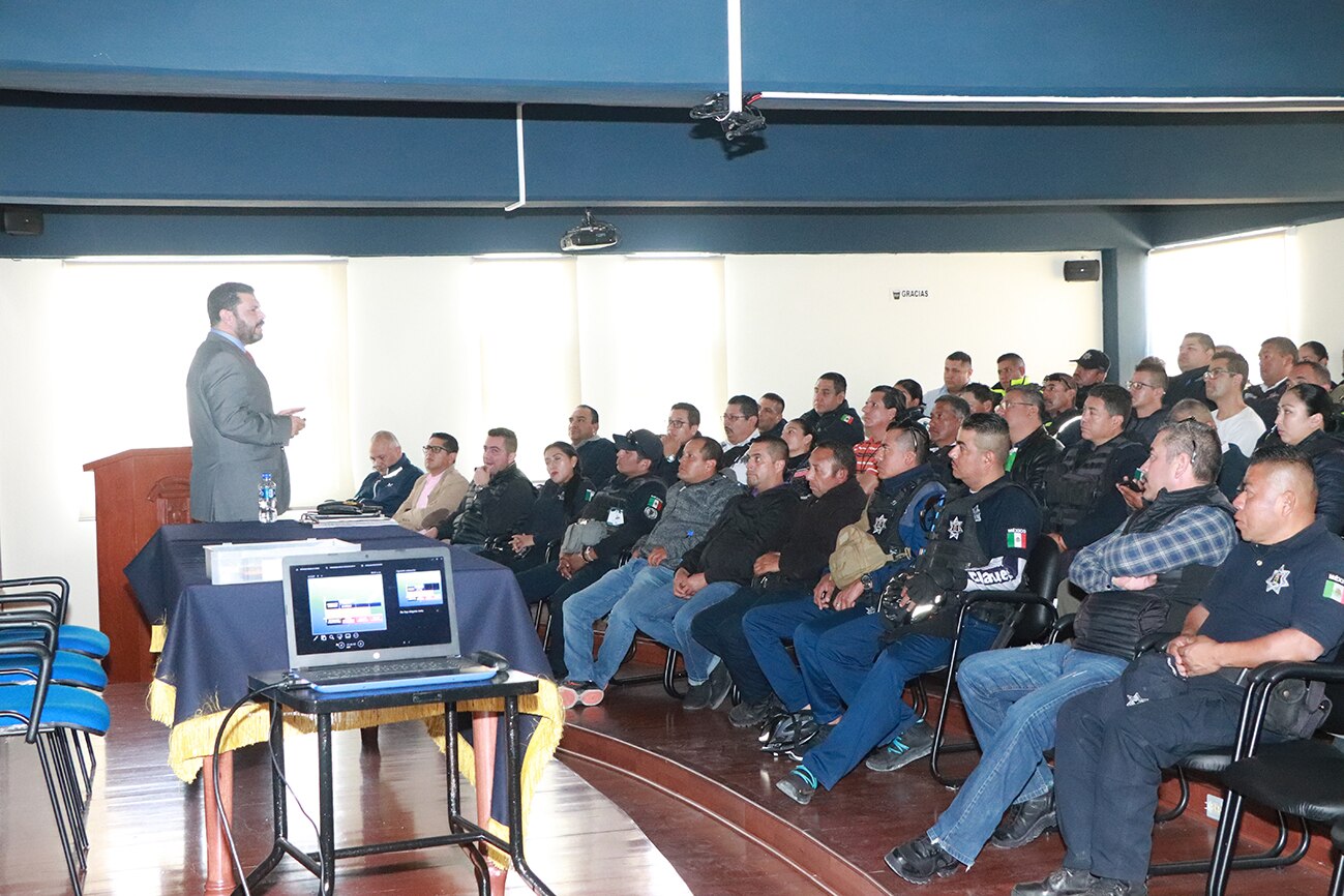Capacitan en derechos humanos a más de mil policías municipales