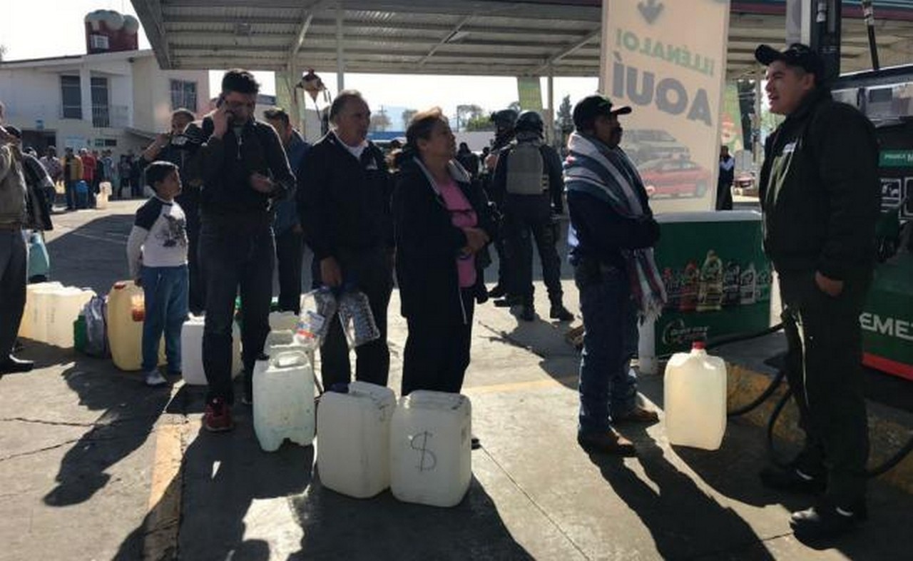 La escasez de gasolina inició desde el pasado 21 de diciembre y se agudizó en vísperas del año nuevo. FOTO: Carlos Arrieta