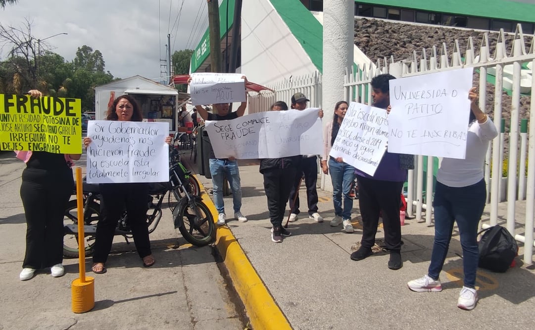 Estudiantes se manifestaron frente a la SEGE para exigir que se pronuncie ante el fraude de la Universidad Potosina