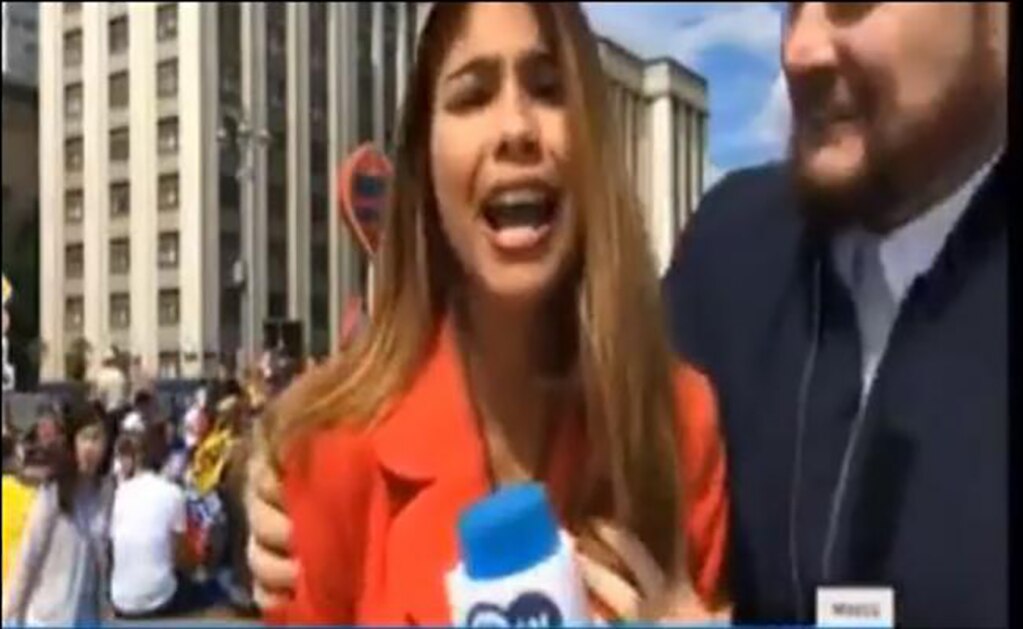 Periodista colombiana sufre acoso durante transmisión en Rusia