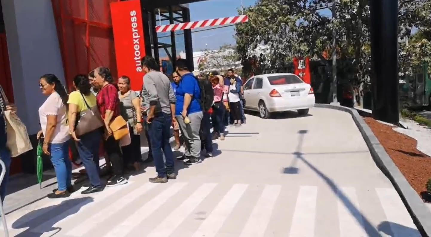 Largas filas y pollo agotado, Ciudad Valles se vuelve loca por la “receta secreta”