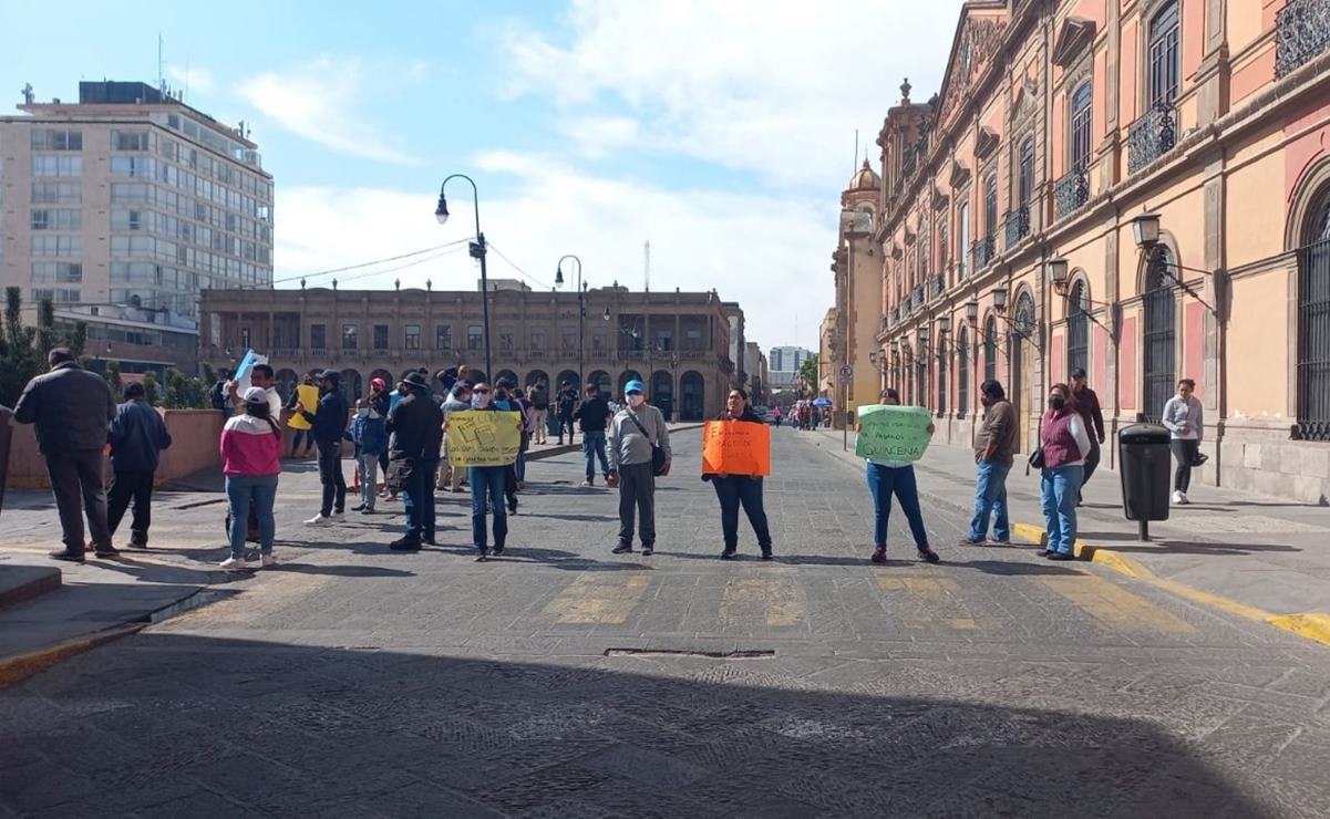 Maestros de Conalep bloquean vialidades en Centro Histórico de SLP; exigen pago de salario