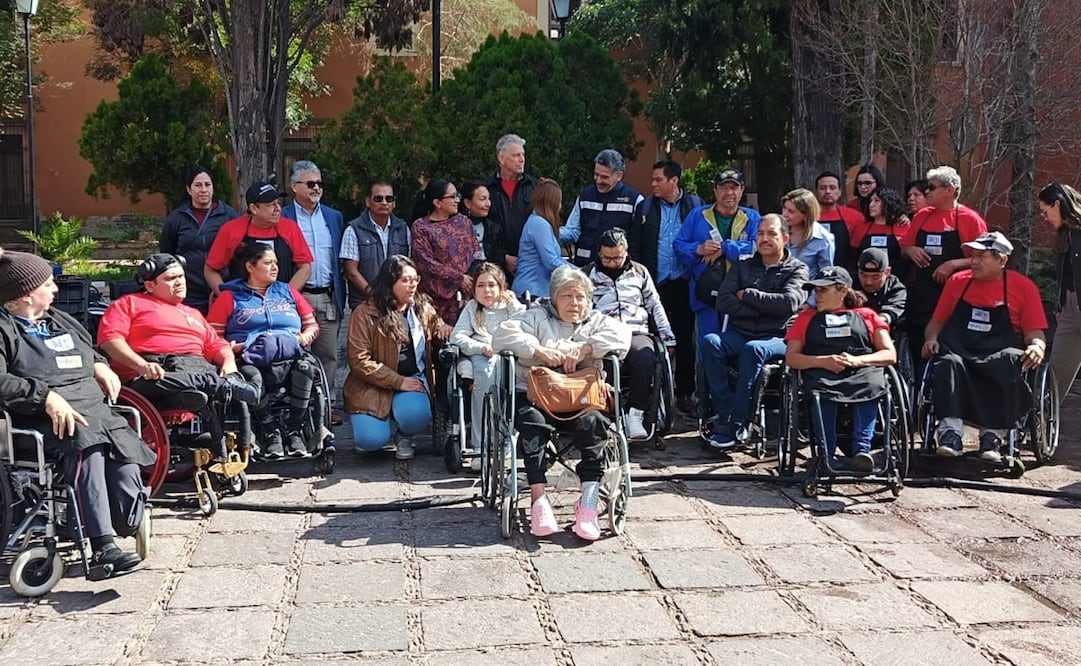 Enchúlame la Silla llega a SLP para reparar sillas de ruedas de personas que dependen de ellas. Fotos: Jazmín Ramírez