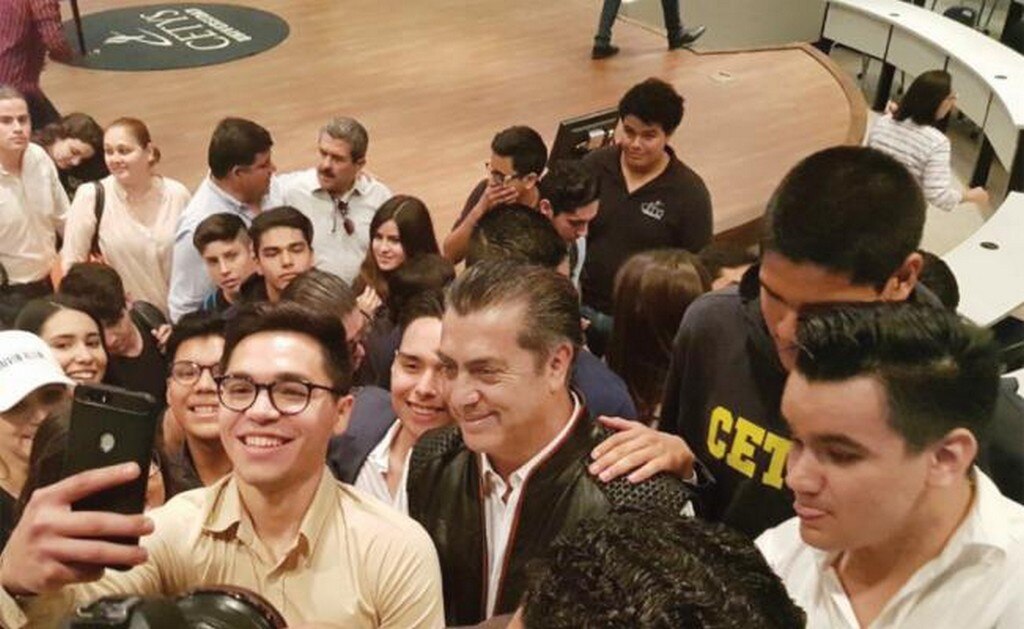 El candidato presidencial independiente Jaime Rodríguez Calderón El Bronco (al centro) se reunió con estudiantes del Cetys Universidad campus Mexicali (CORTESÍA)