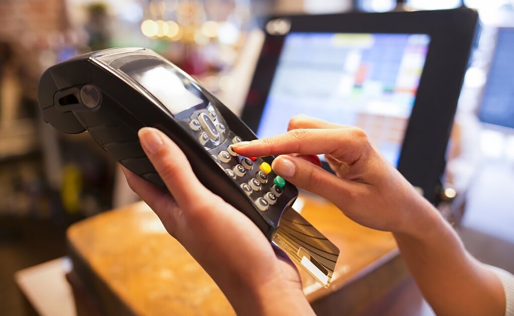 Confirman falla en sistema de pago con tarjeta; provoca caos en operaciones