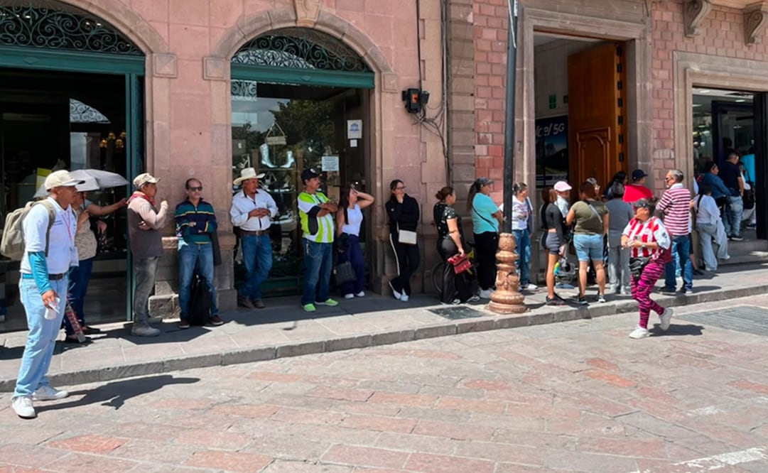 Registro de líneas telefónicas provoca largas filas en SLP. Foto: Humberto Torres