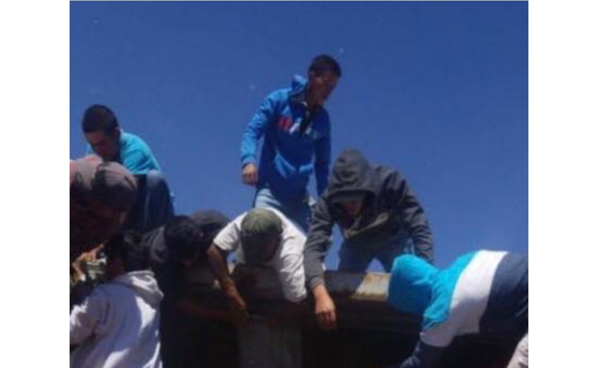 Tráiler cargado con electrodomésticos vuelca en carretera de SLP y lo saquean