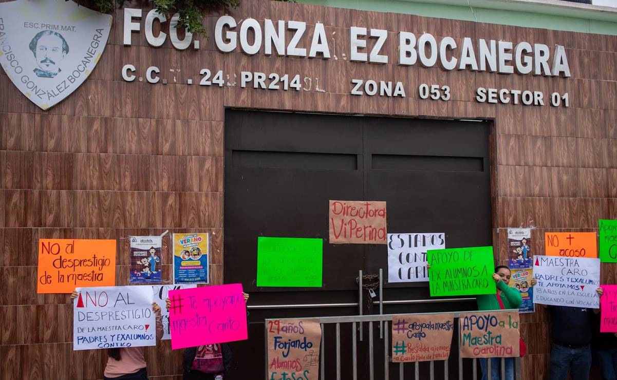 Padres de familia de la primaria Francisco González en San Luis Potosí aseguran que no levantarán su protesta hasta que se asegure la estabilidad laboral de la profesora que defienden. Foto: Cortesía
