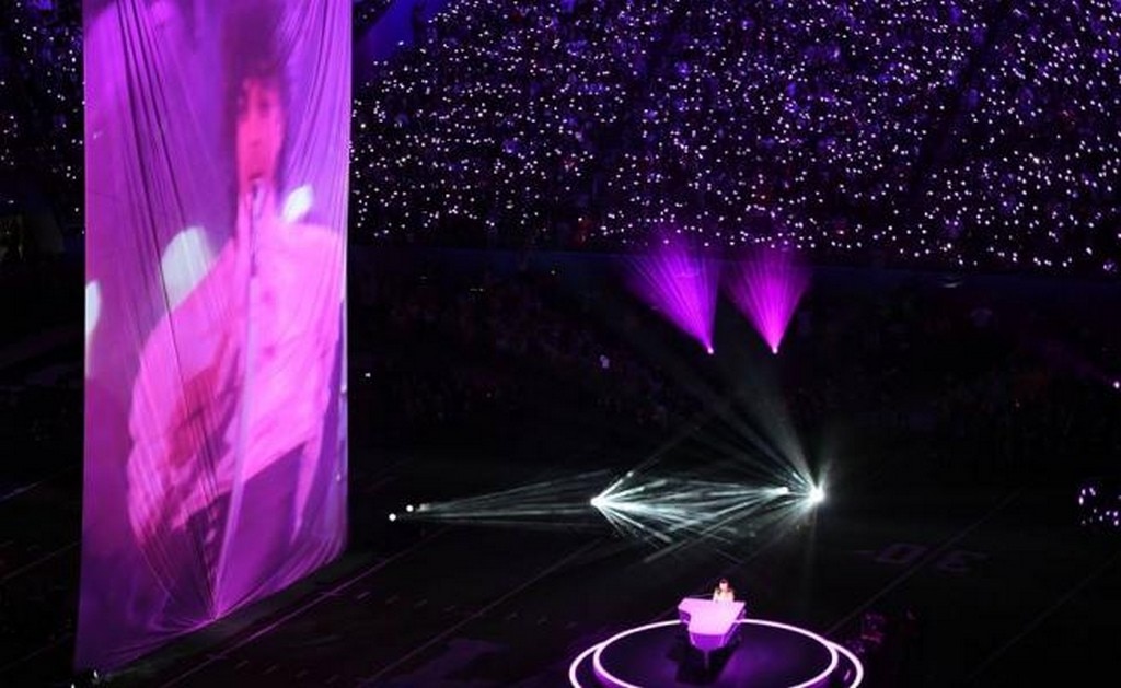 Acusan que Timberlake usó holograma de Prince sin permiso