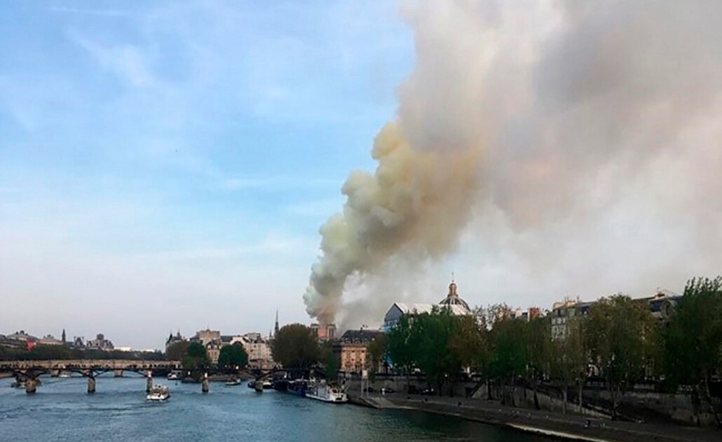 Reportan incendio en catedral de Notre Dame de París