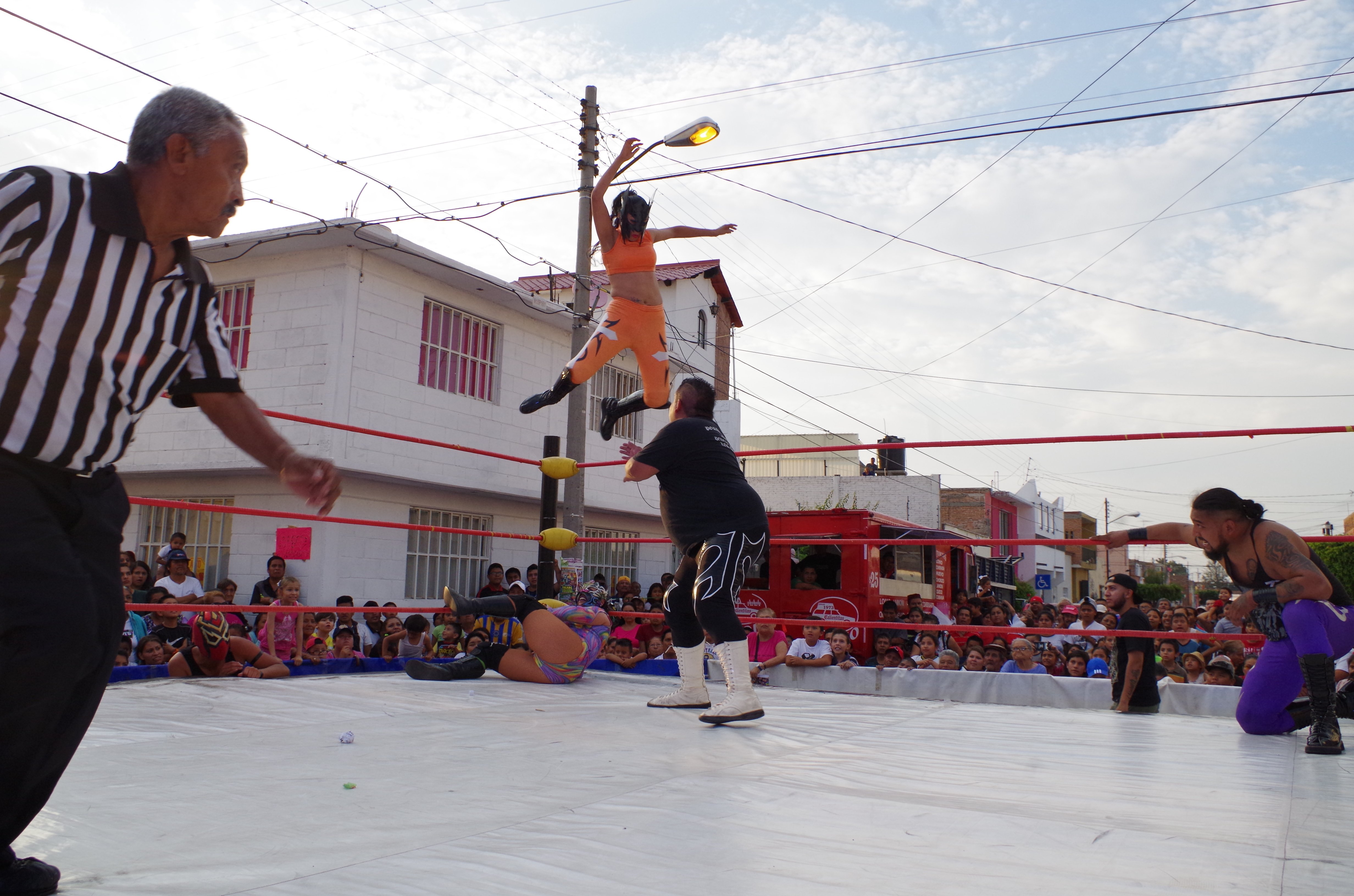 Del barrio para el barrio: Lucha Libre en la calle