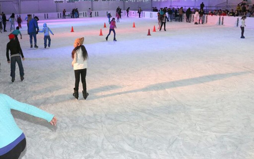 Preparan inauguración de pista de patinaje sobre hielo