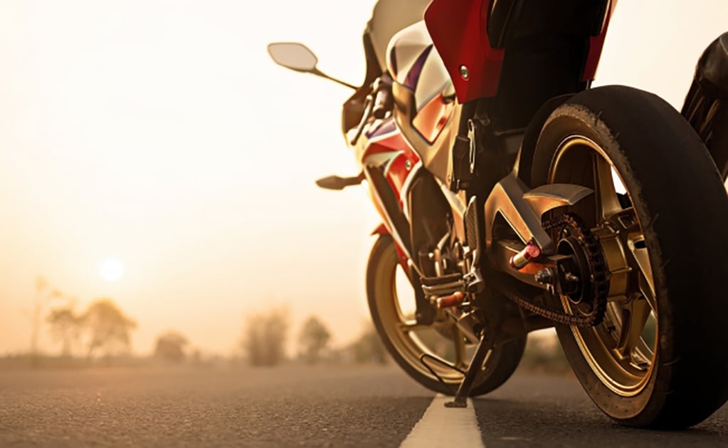 Buscan prohibir que menores de 6 años viajen en motocicleta 