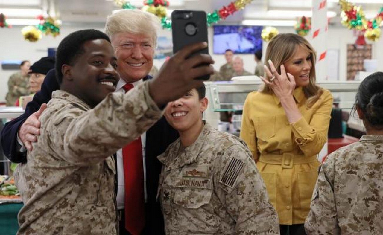 Trump y su esposa viajaron por sorpresa a Irak para visitar tropas de EU