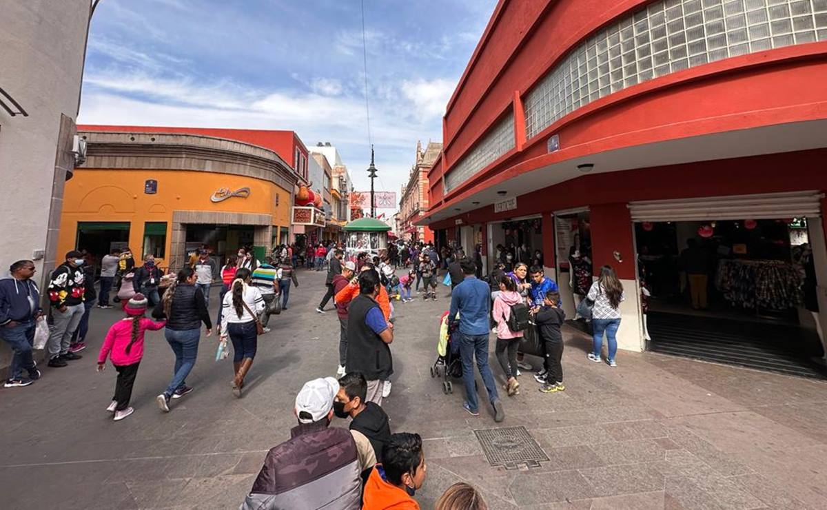 Tras anuncio de medidas obligatorias por Covid-19, potosinos abarrotan plazas y calles del Centro Histórico