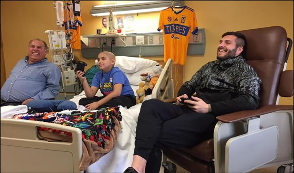 Gignac visitó a niño que padece cáncer