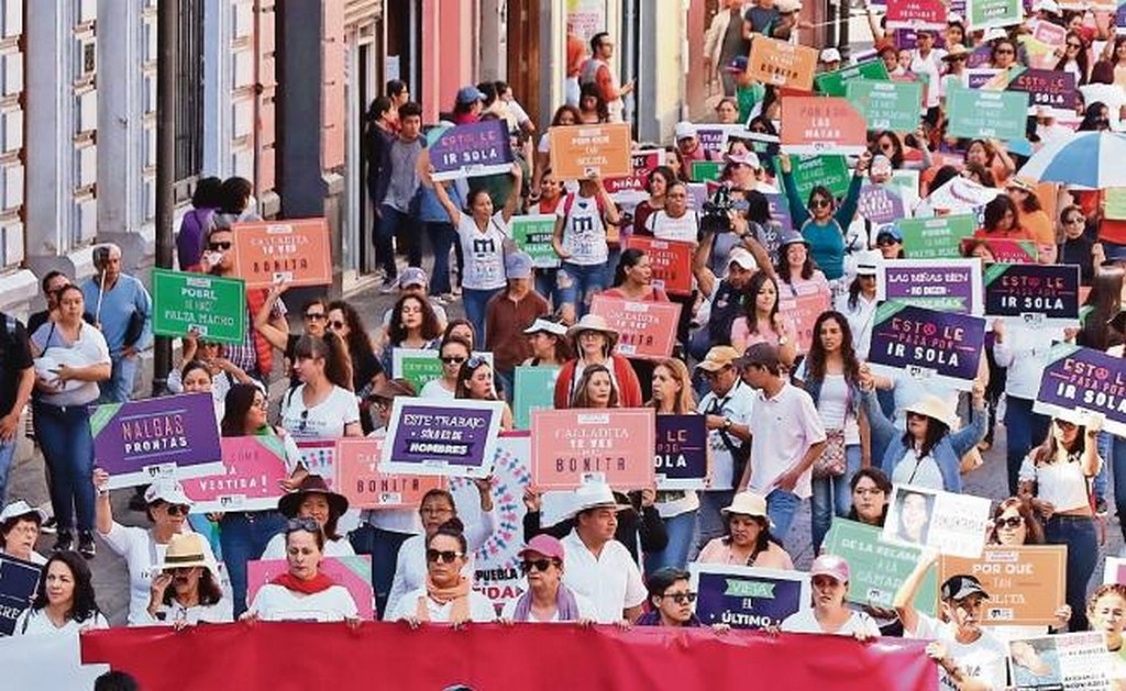 En Puebla decenas de mujeres participaron en una marcha silenciosa en protesta por las agresiones y acoso que sufre el sector en la entidad. (OMAR CONTRERAS. EL UNIVERSAL)
