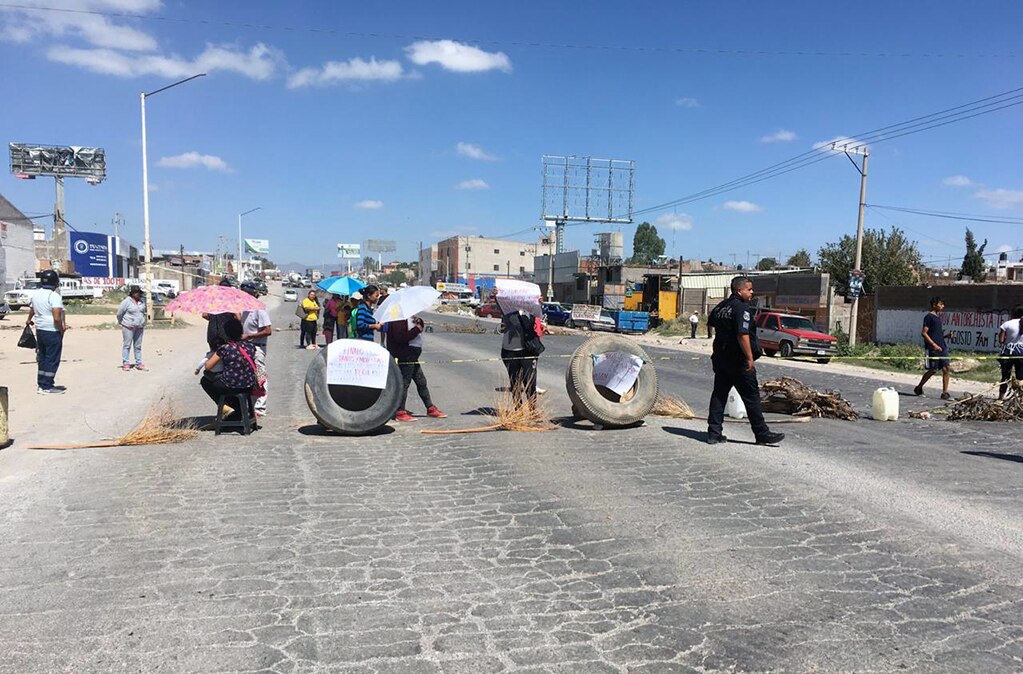 Manifestantes bloquean Periférico Oriente