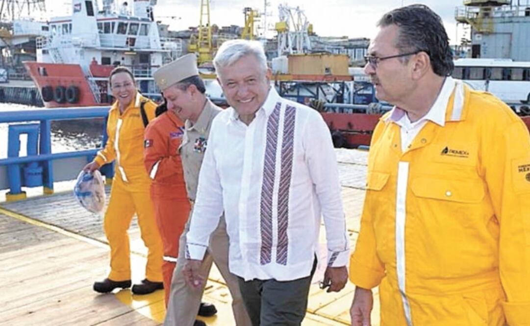 El presidente Andrés Manuel López Obrador recorrió ayer una plataforma petrolera dentro del campo Xikin, en Tabasco. Foto/CORTESÍA