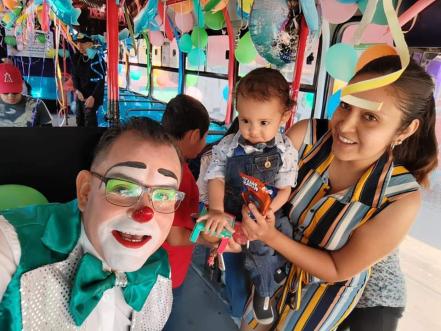 Payasito Chiquirrín reparte dulces y adorna un autobús desde hace 12 años en SLP