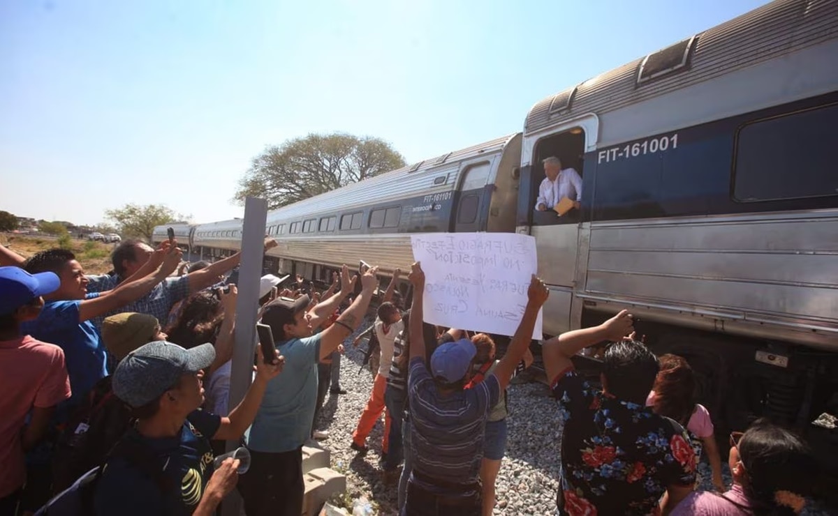 AMLO inaugura el Tren Transístmico en Oaxaca, en compañía de Slim y Ken Salazar