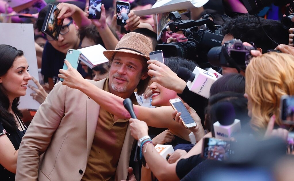 Fan viaja 300 km y espera 17 horas para ver a Brad Pitt
