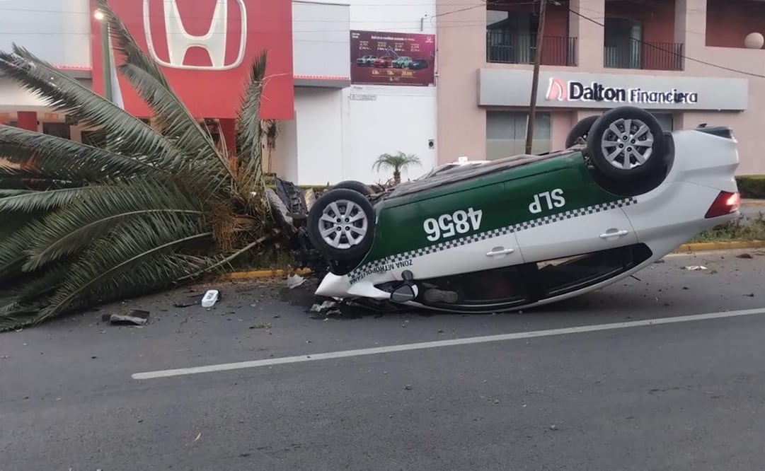 Volcadura de un taxi la mañana del 2 de noviembre en la capital de SLP. Fotos: Especiales