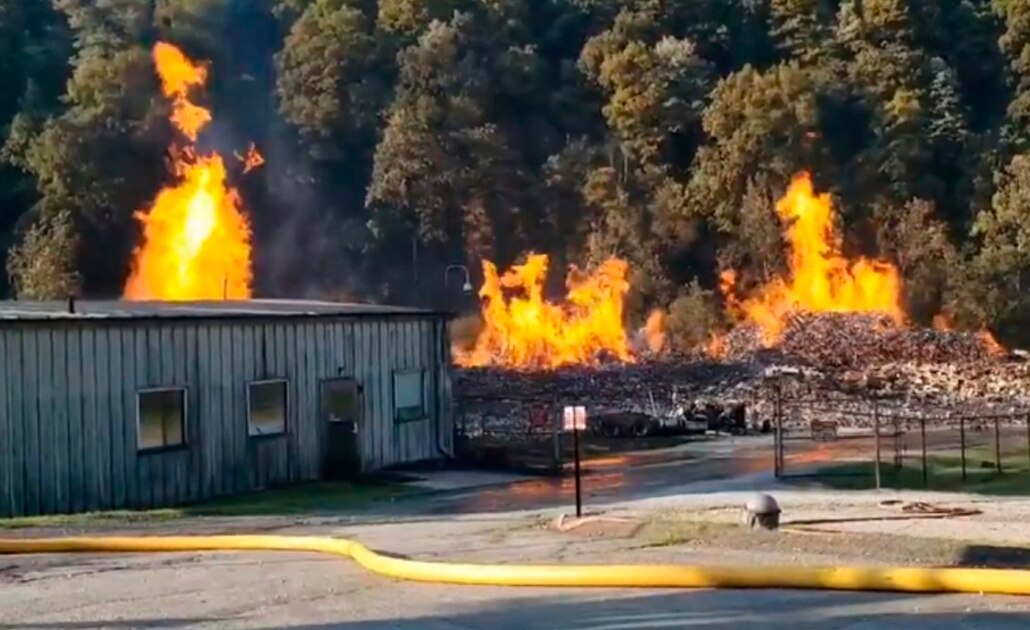 Incendio en almacén provoca derrame de whisky en río de Kentucky