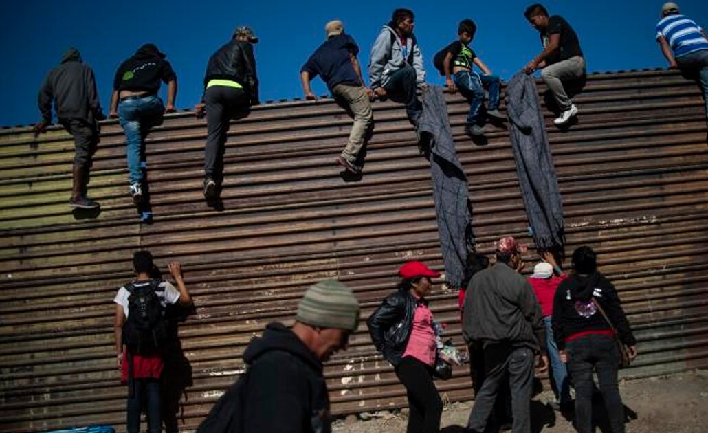 Migrantes que buscaron cruzar a EU fueron recibidos con gases