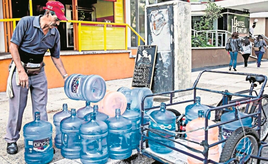 Mexicanos gastan al año 45 mil mdp en agua embotellada: UNAM