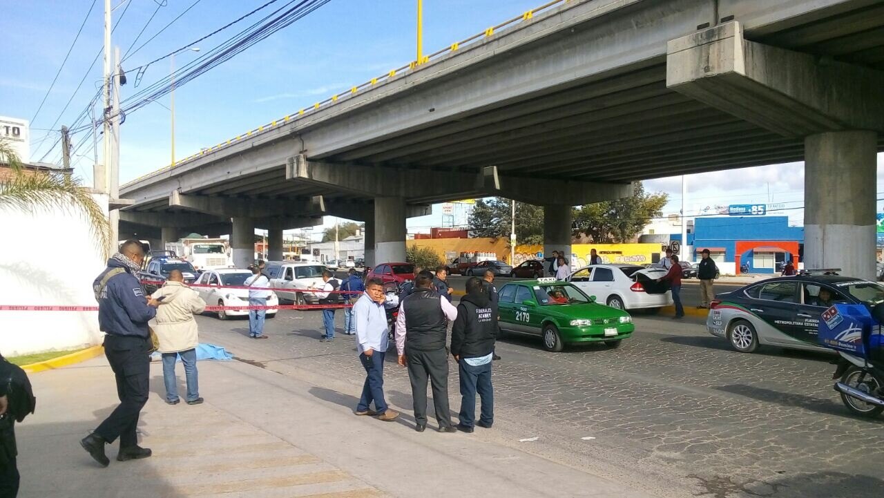El hombre quedó tendido en la carpeta asfáltica
