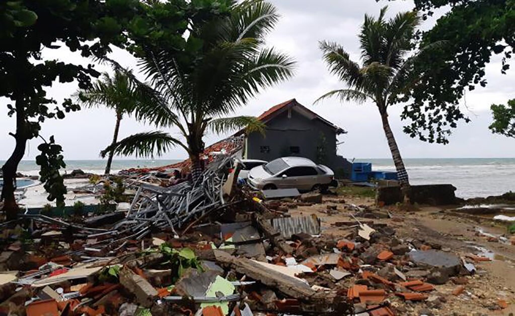 Ascienden a 222 muertos y 843 heridos por un tsunami en Indonesia