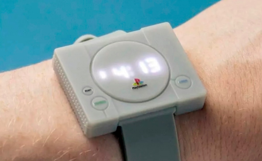 Un reloj digital de pulsera que simula la primera consola PlayStation de Sony / Foto: Paladone