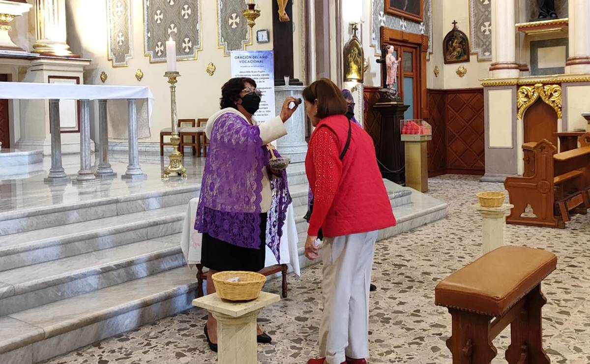 "Es tiempo de reflexión"; fieles siguen la tradición y acuden a iglesias de SLP este Miércoles de Ceniza