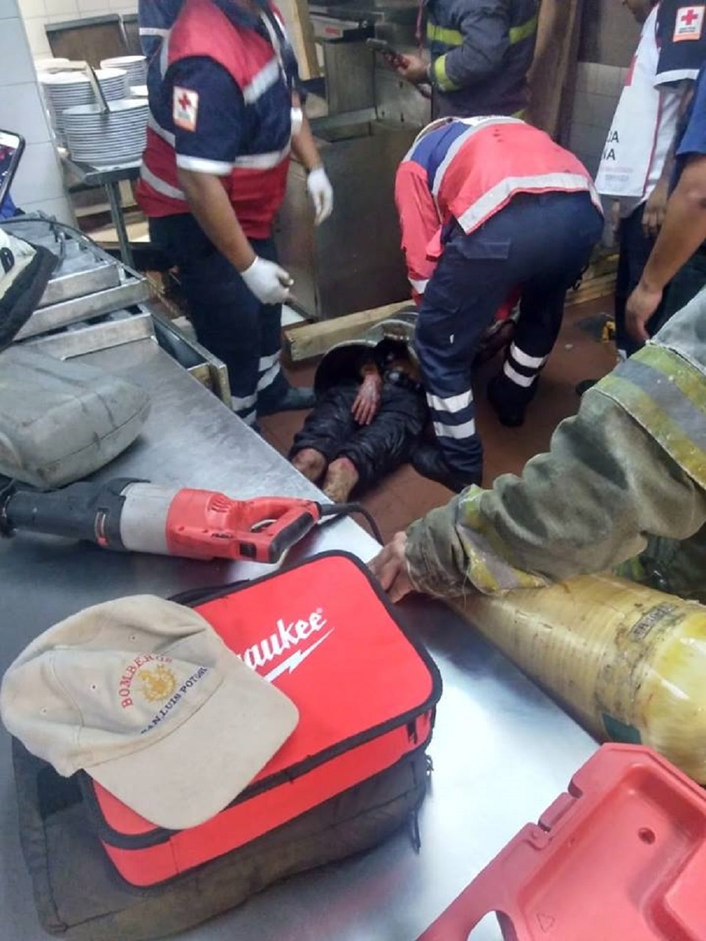 Ladrón se queda en ducto de ventilación 