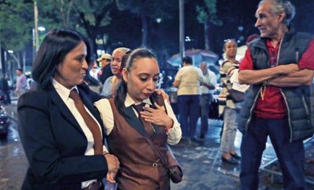 Diversos edificios fueron desalojados luego de que a las 21:15 horas del domingo se registró un sismo magnitud 5.1, con epicentro en Ometepec, Guerrero, lo que activó el sistema de altavoces en la Ciudad de México (JUAN BOITES. EL UNIVERSAL)