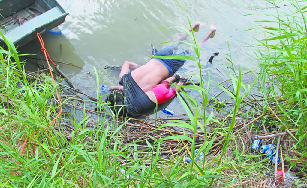 La historia detrás de la foto de los migrantes muertos en Río Bravo 