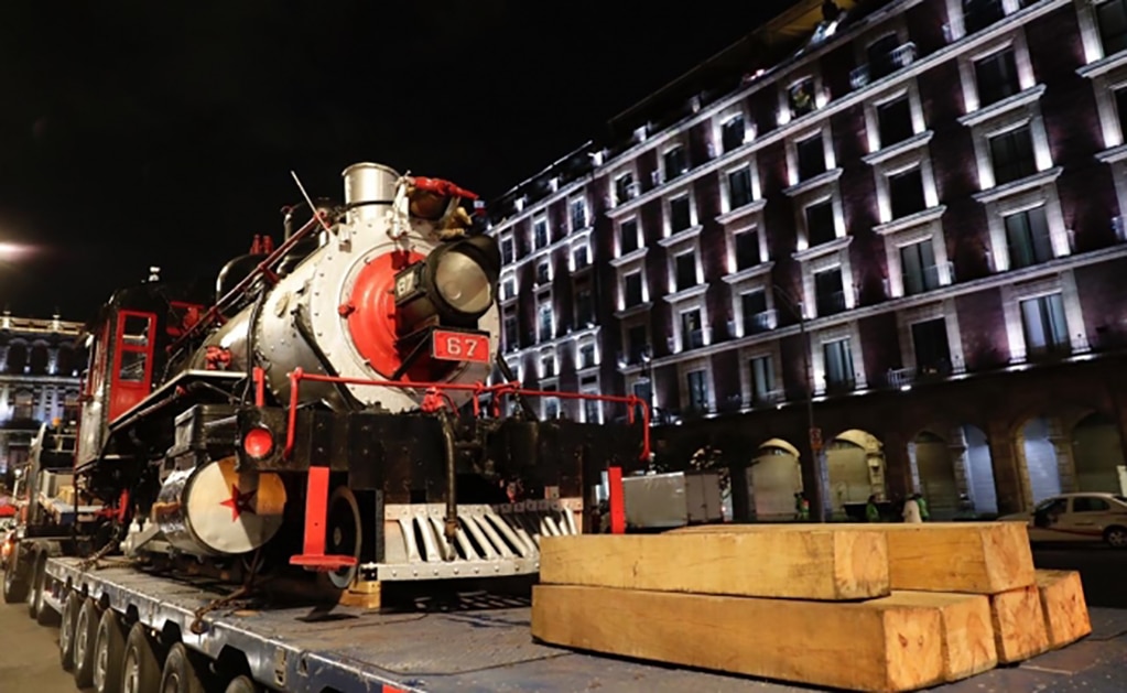 Llega la locomotora "Petra" al Zócalo para aniversario de la Revolución