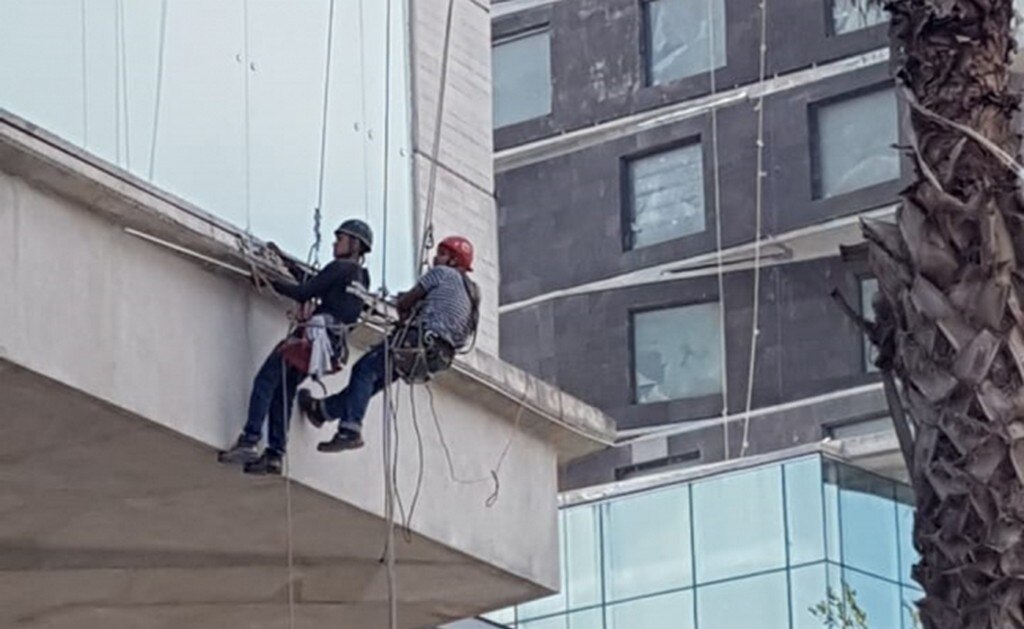 Cobran 10 mil pesos de indemnización albañiles de plaza derrumbada en Monterrey