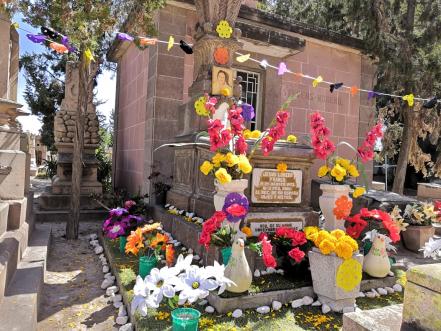 Antes del cierre de panteones en capital de SLP, familias van a El Saucito a adornar tumbas