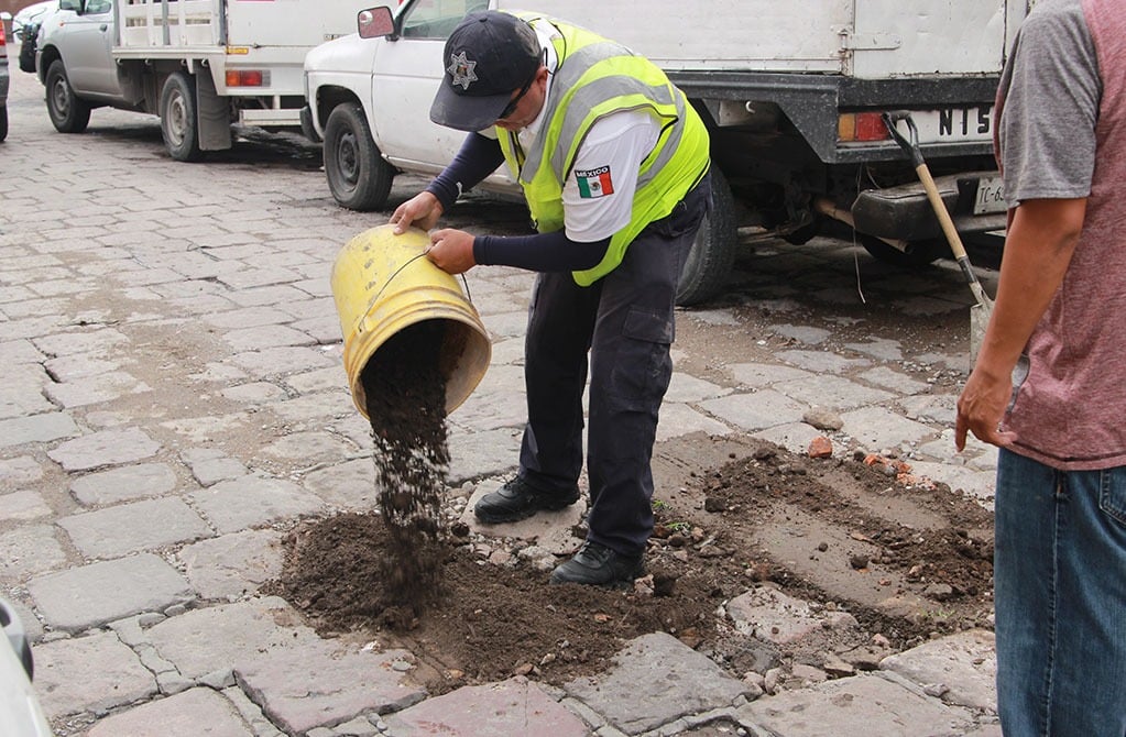 Busca INTERAPAS atender bacheo de la ciudad
