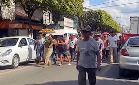 Ciudadanos retienen a policías municipales de Matlapa tras presuntamente provocar la muerte de un hombre