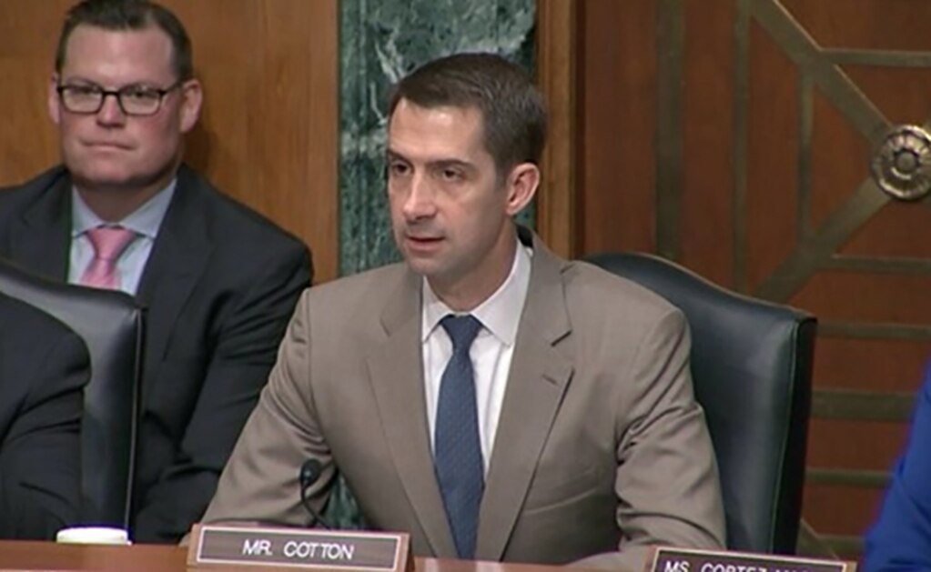 Abrazos y no balazos, una política “de cuento de hadas”, critica Tom Cotton