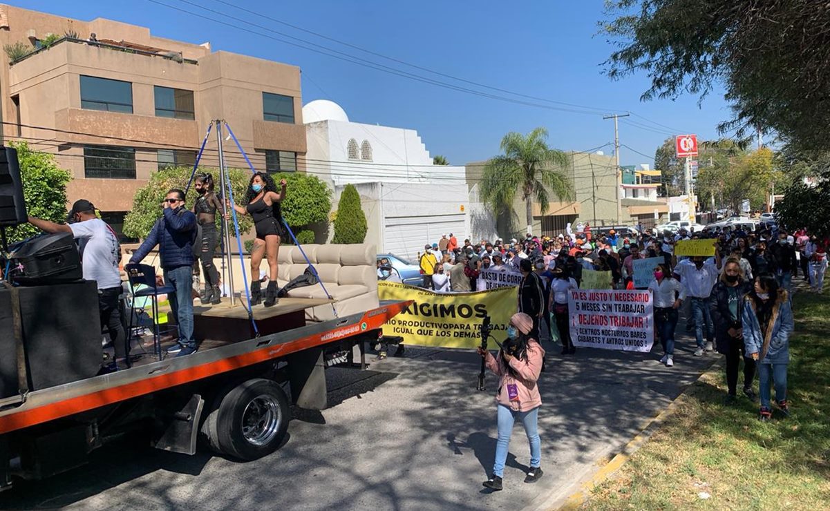Trabajadores de antros y bares de SLP instalan plantón frente a Casa de Gobierno